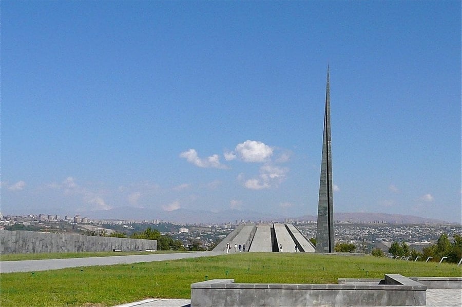 Tsitsernakaberd — La guglia che ricorda il 1915