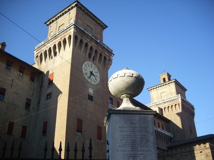 Castello Estense — Il maniero con il fossato nel cuore della città