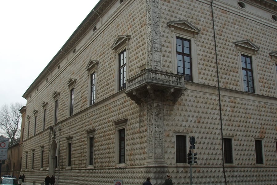 Palazzo dei Diamanti — Ottomilacinquecento bugne a punta di diamante