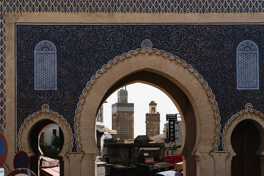Bab Bou Jeloud — La porta blu che introduce al labirinto della medina