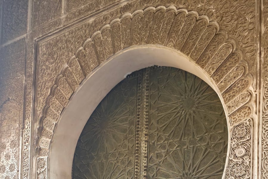 La Madrasa Bou Inania — Stucchi, zellige e cedro intagliato intorno a un cortile