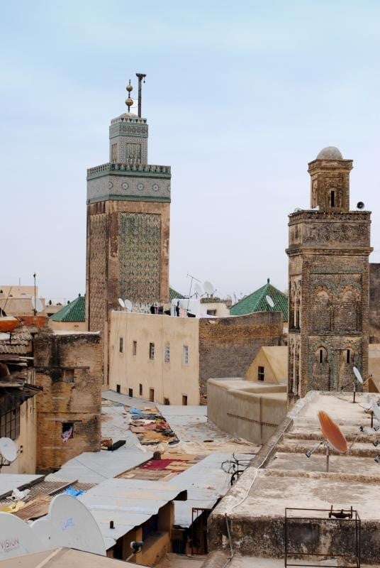 Panorama sulla medina di Fès el-Bali — Minareti e tetti in terracotta tra i vicoli della medina