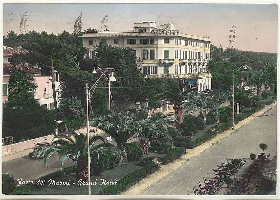 Il Grand Hotel, 1957 — Palme e giardini davanti all'albergo storico del lungomare