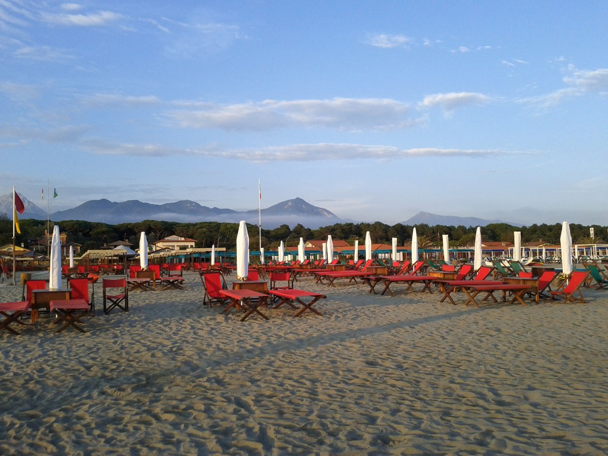 La spiaggia e i capanni — Gli stabilimenti storici del litorale del jet set