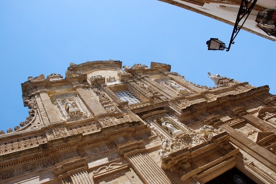 Cattedrale di Sant'Agata — La facciata barocca vista dal basso, tra sculture e decori