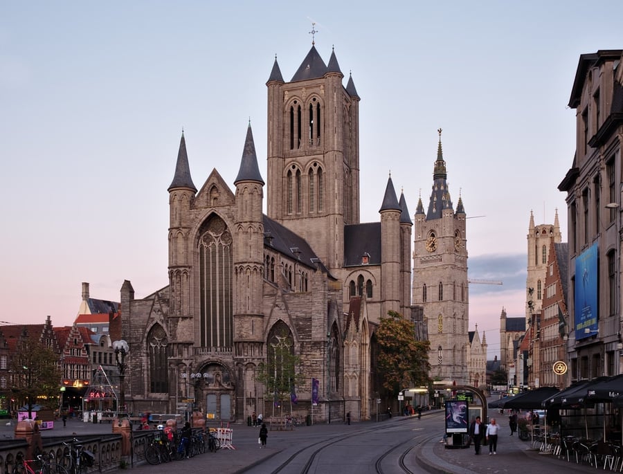 La Sint-Niklaaskerk — La chiesa gotica dei mercanti tra le tre torri
