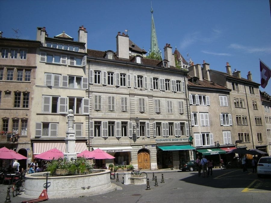 Place du Bourg-de-Four — La piazza più antica della città, cuore della Vieille Ville