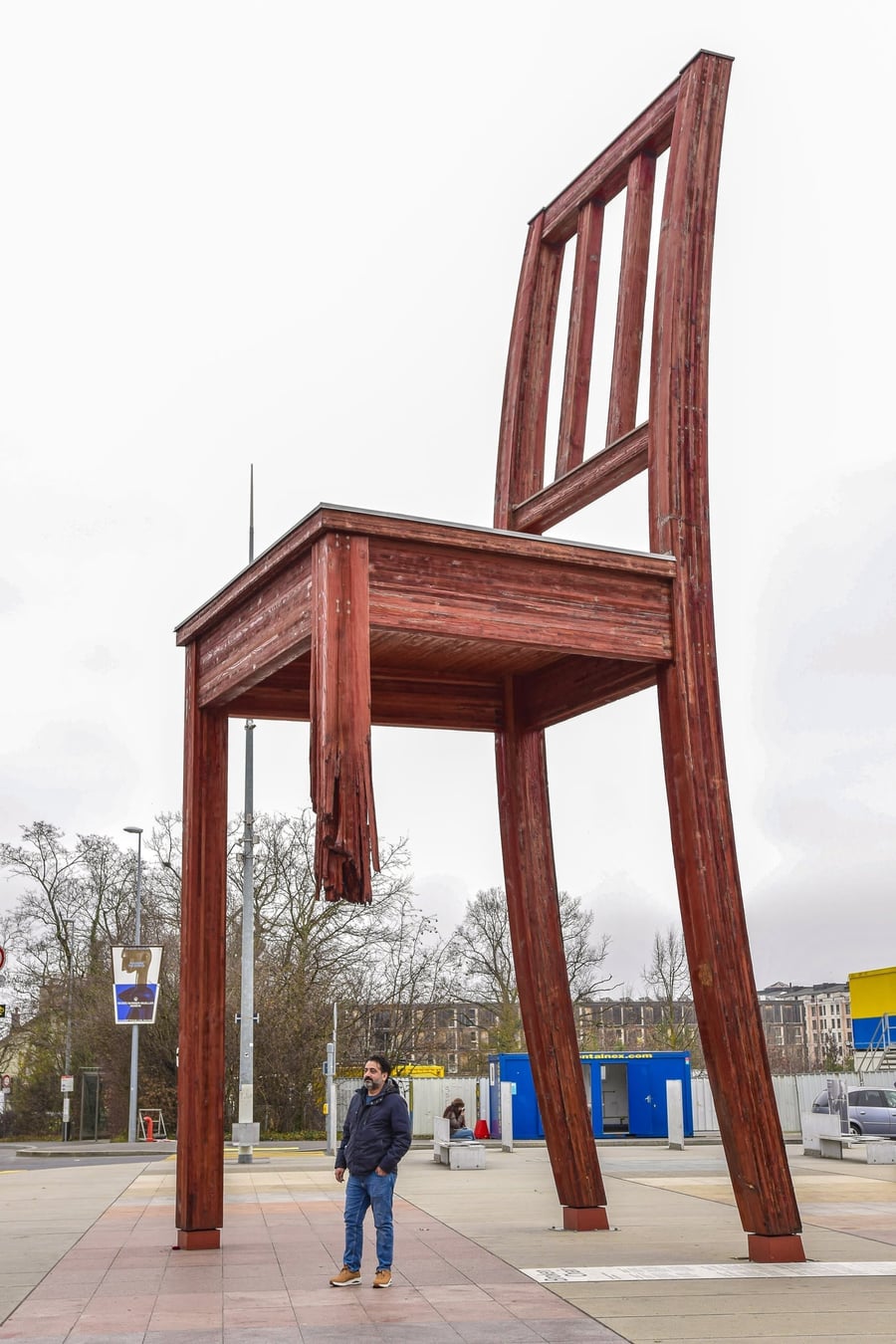 Broken Chair — La sedia spezzata davanti al Palazzo delle Nazioni
