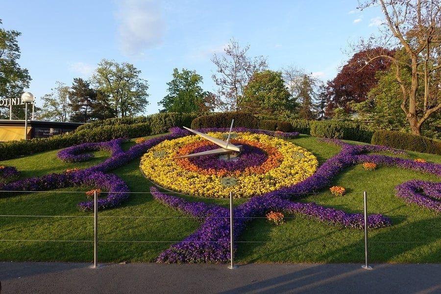 Orologio fiorito — Un quadrante vivente di fiori nel Giardino Inglese