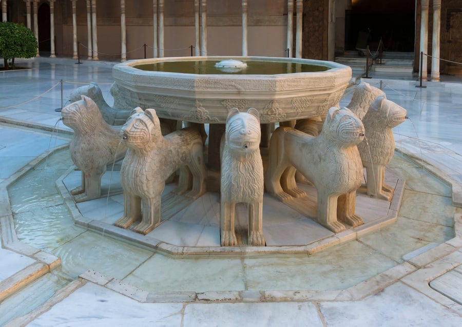 Patio dei Leoni — Il cuore dei palazzi nazariti, sorretto da centoventiquattro colonne
