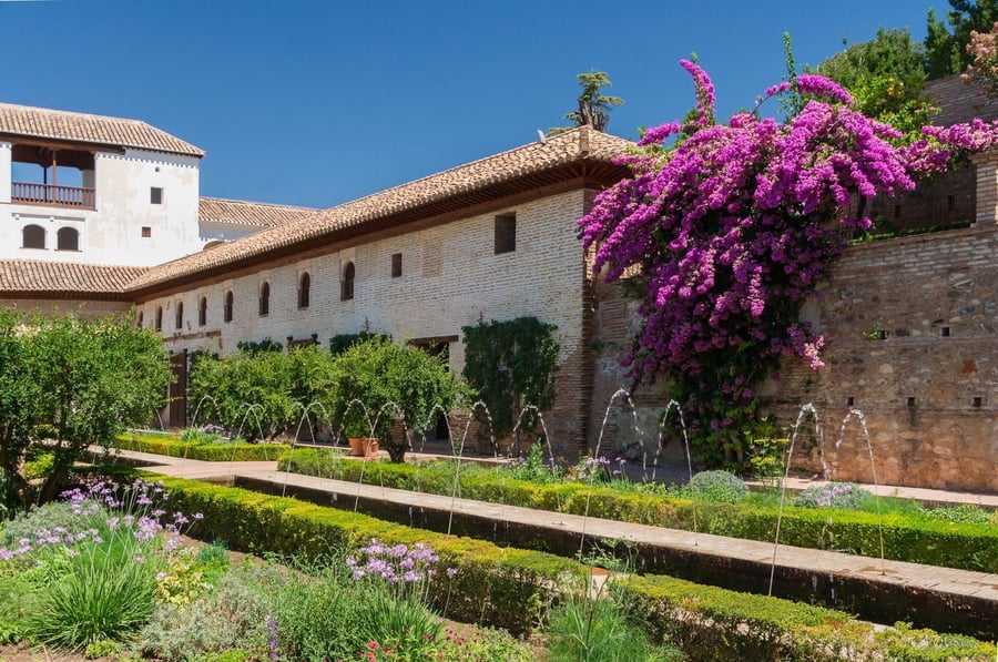 Generalife — I giardini estivi dei sultani, tra acqua corrente e cipressi