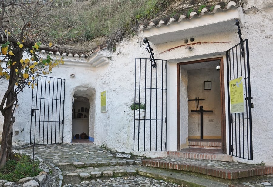 Sacromonte — Le case grotta scavate nella collina, culla del flamenco gitano