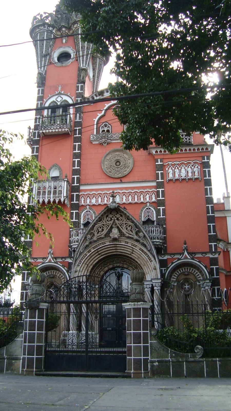 La Iglesia Yurrita — Una chiesa neogotica che sembra una torta nuziale
