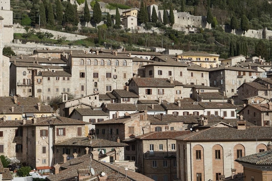 Gubbio dall'alto — Tetti in pietra ai piedi del Monte Ingino