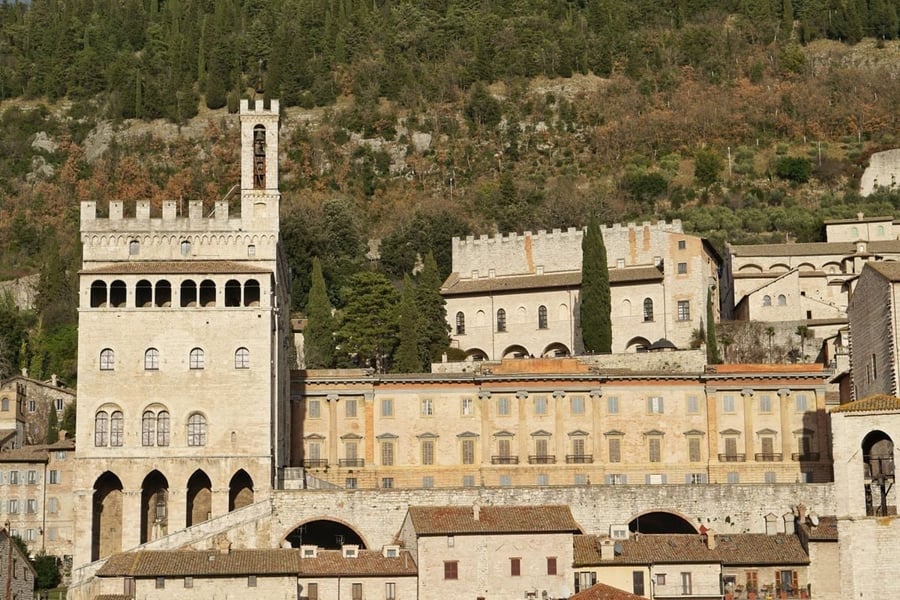 Piazza Grande — La piazza sospesa sul vuoto
