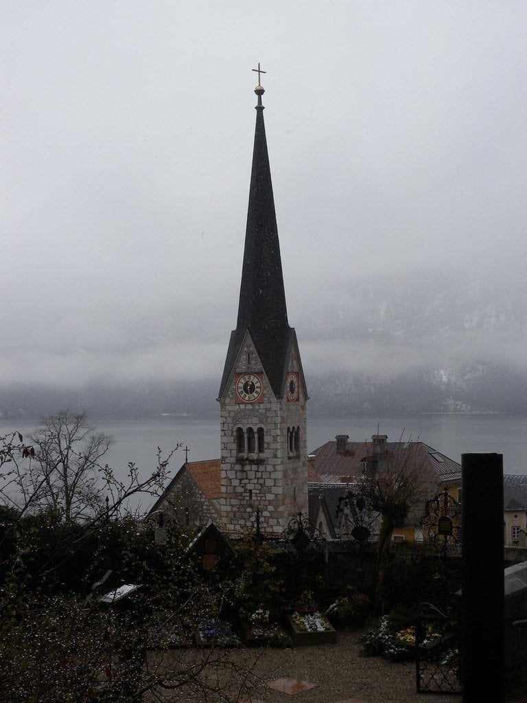 La Pfarrkirche — La chiesa gotica affacciata sul cimitero panoramico