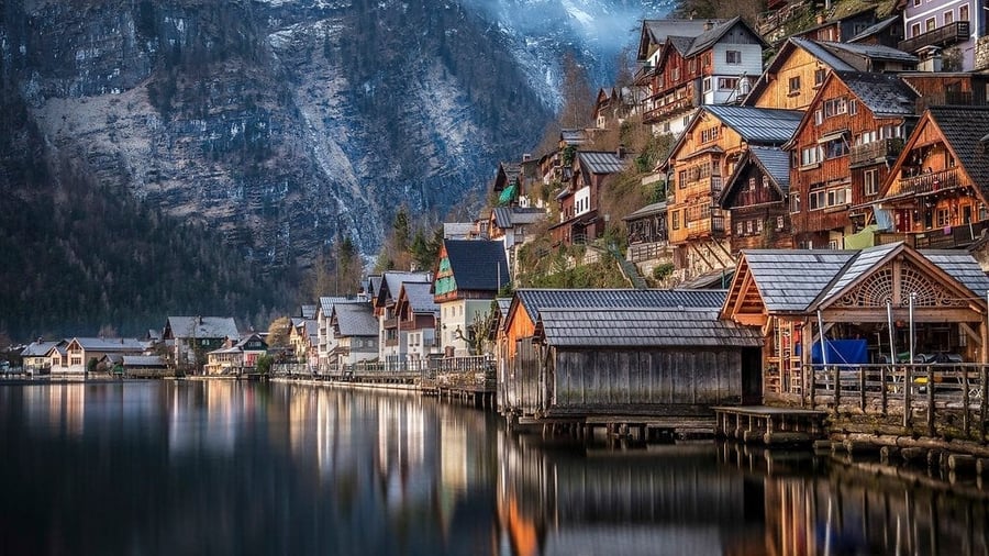 L'Hallstättersee — Le acque immobili tra le pareti del Salzkammergut