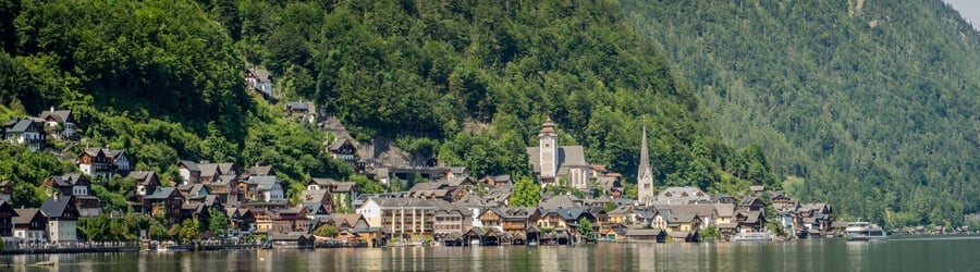 Il villaggio sul lago — Le case a graticcio strette tra il monte e l'acqua