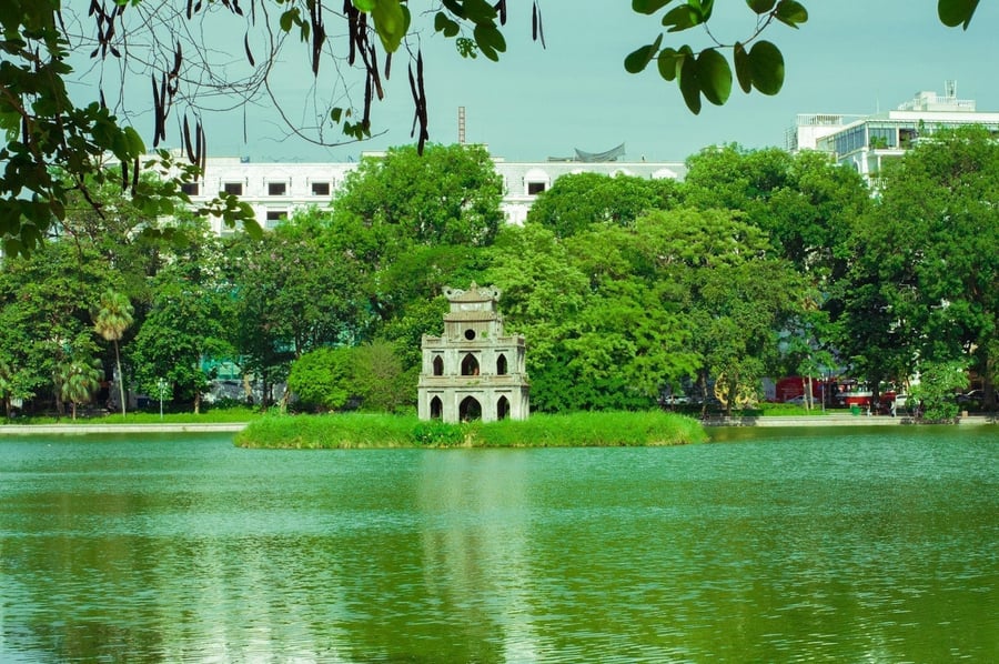 Il Lago Hoan Kiem e la Torre della Tartaruga — Una piccola torre su un isolotto legata a una leggenda di spade magiche
