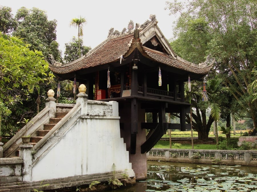La Pagoda su un Pilastro — Un fiore di loto di legno che sorge da un unico pilone di pietra