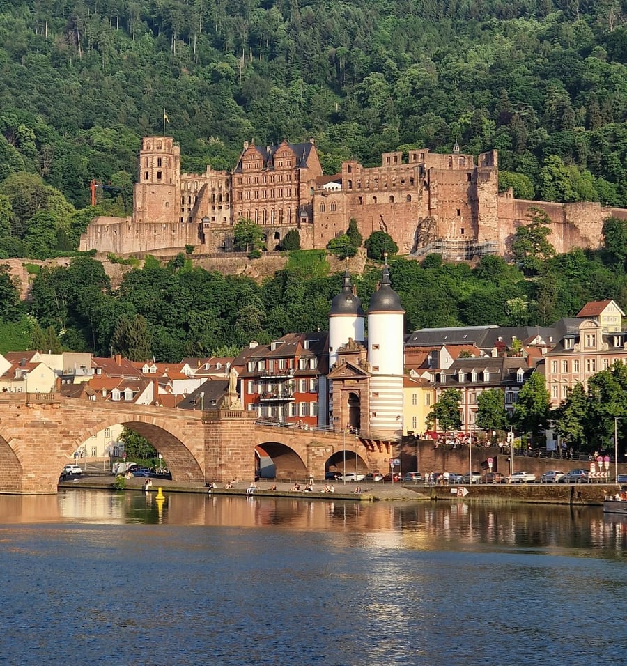 Alte Brücke — Il vecchio ponte sul Neckar sorvegliato da una scimmia di bronzo