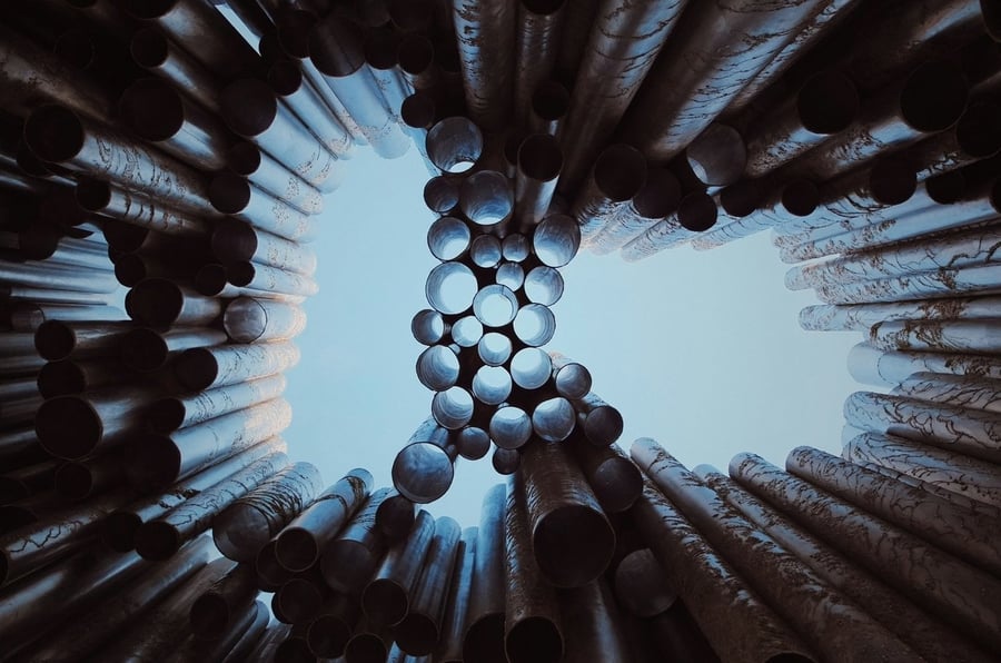 Monumento a Sibelius — Centinaia di tubi d'acciaio dedicati al compositore finlandese, visti dal basso