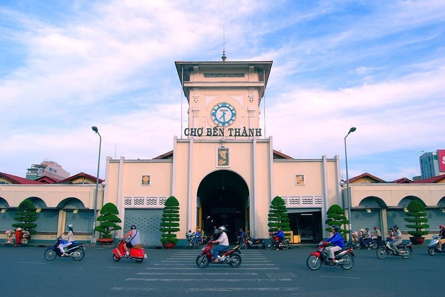 Il mercato Ben Thanh — La torre dell'orologio all'ingresso del mercato più antico della città
