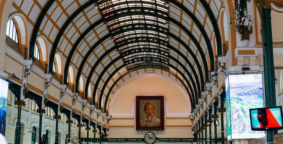 L'Ufficio Postale Centrale — Le volte in ferro battuto disegnate in stile Gustave Eiffel
