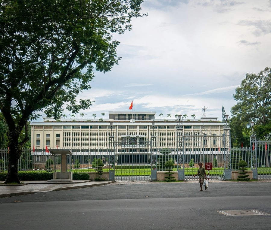 Il Palazzo dell'Indipendenza — I cancelli sfondati dal carro armato il giorno della caduta di Saigon
