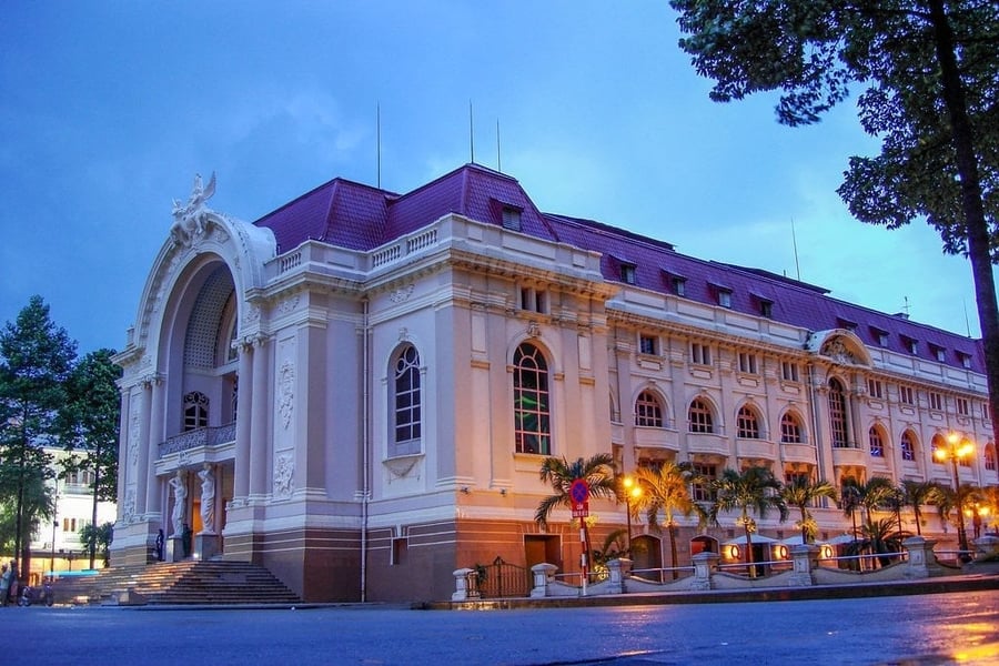 Il Teatro Municipale — La facciata Belle Époque sulla Dong Khoi Street