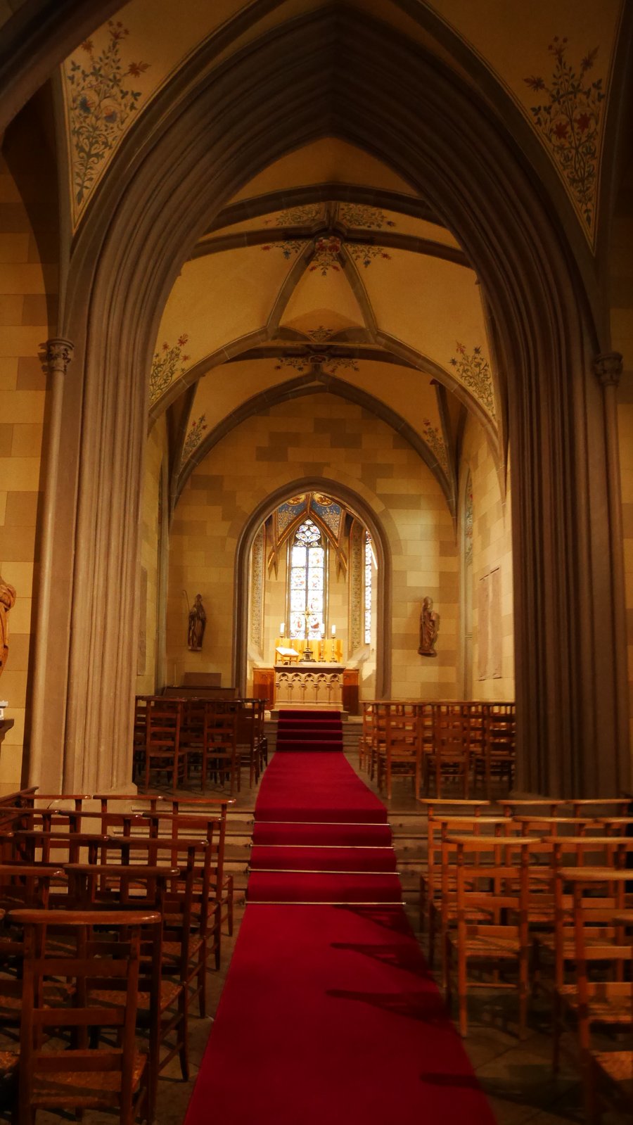 La cappella di San Michele — La navata verso l'altare, con la vetrata gotica in fondo