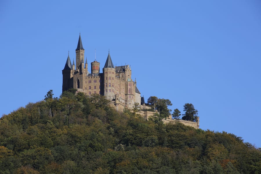 Il castello sulla collina — La sagoma del castello sulla cima del monte, vista da chilometri di distanza