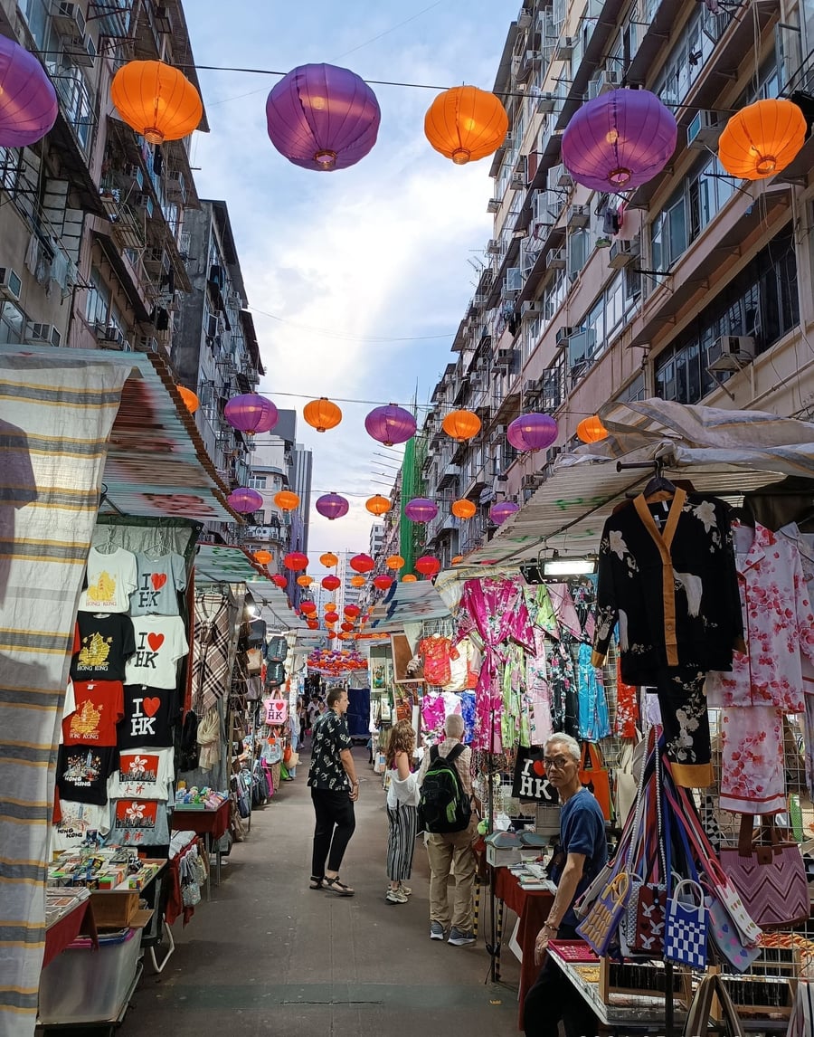 Temple Street — Il mercato notturno di Kowloon tra insegne e bancarelle