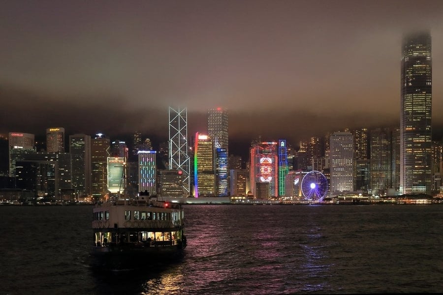 Victoria Harbour di notte — I grattacieli si accendono sull'acqua