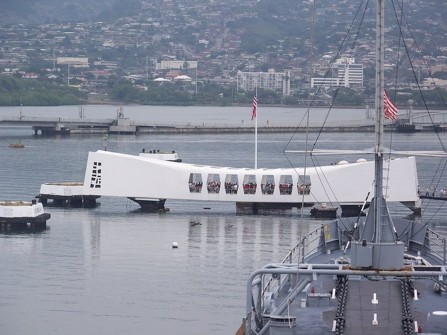 Il Memoriale della USS Arizona — Un ponte bianco sospeso sul relitto affondato a Pearl Harbor
