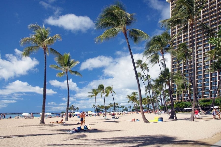 La spiaggia di Waikiki — Le onde che hanno reso celebre il surf hawaiano nel mondo