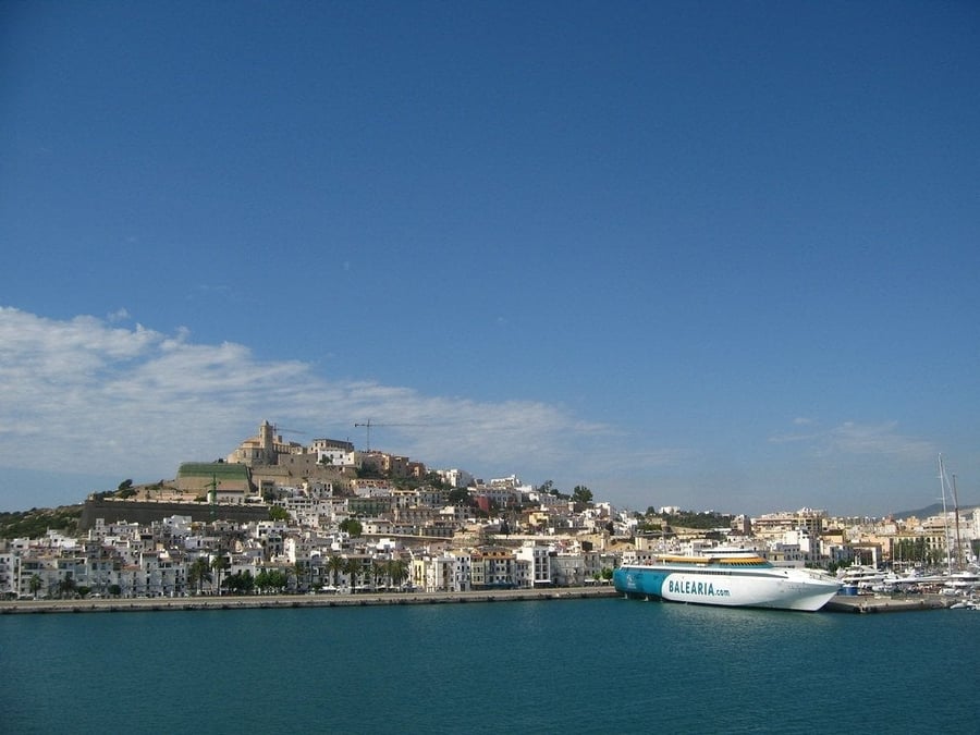 Il porto di Eivissa — Le mura rinascimentali viste dal mare