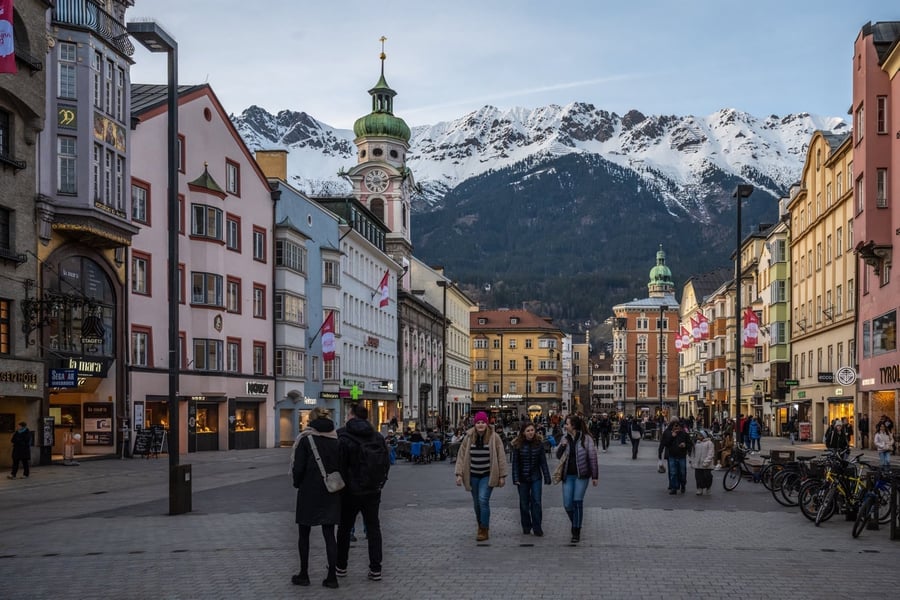 La Maria-Theresien-Straße — Il corso elegante con le Alpi sullo sfondo