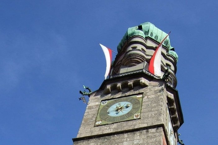 Lo Stadtturm — La torre civica con la cupola a cipolla verde