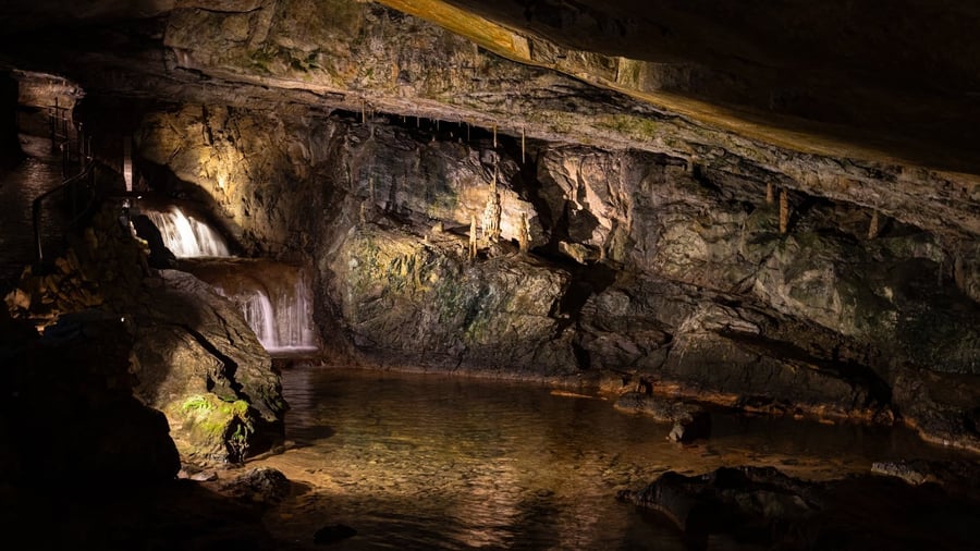 Grotte di San Beato — Un percorso sotterraneo di cascate e stalattiti sul lago di Thun