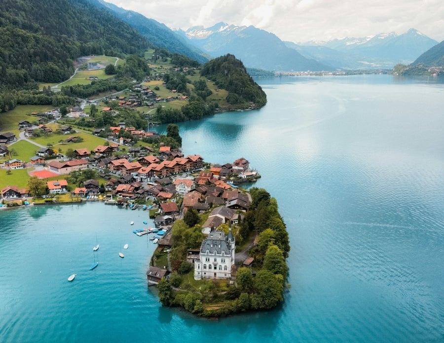 Lago di Brienz — Il turchese intenso delle acque glaciali a Iseltwald