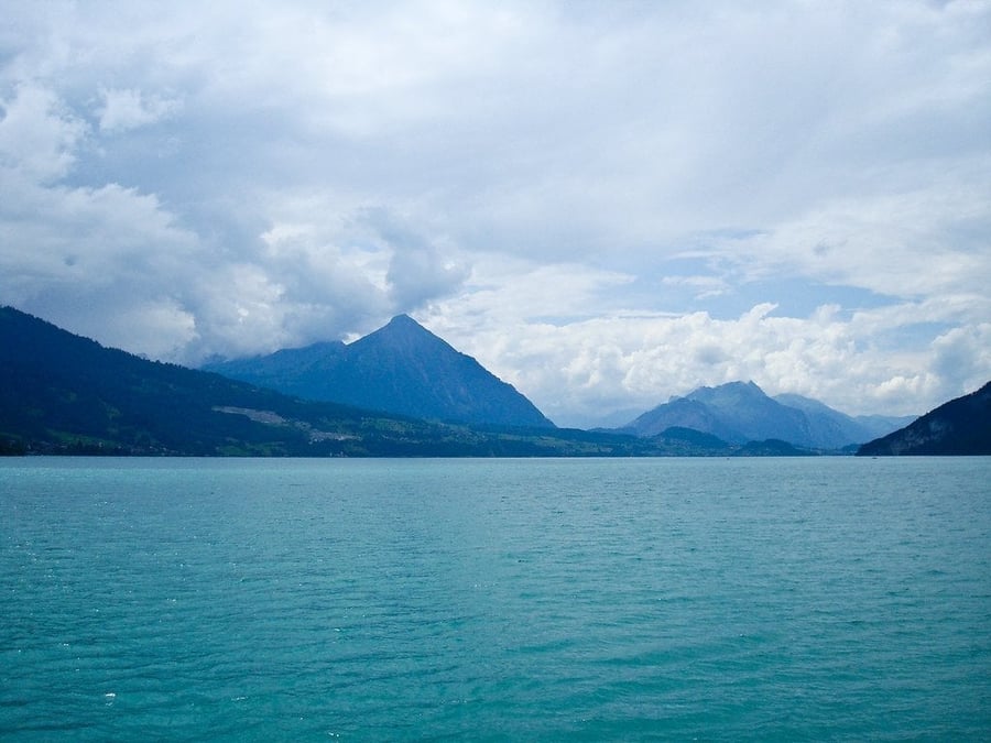 Lago di Thun — Le acque azzurre incorniciate dalle Alpi bernesi
