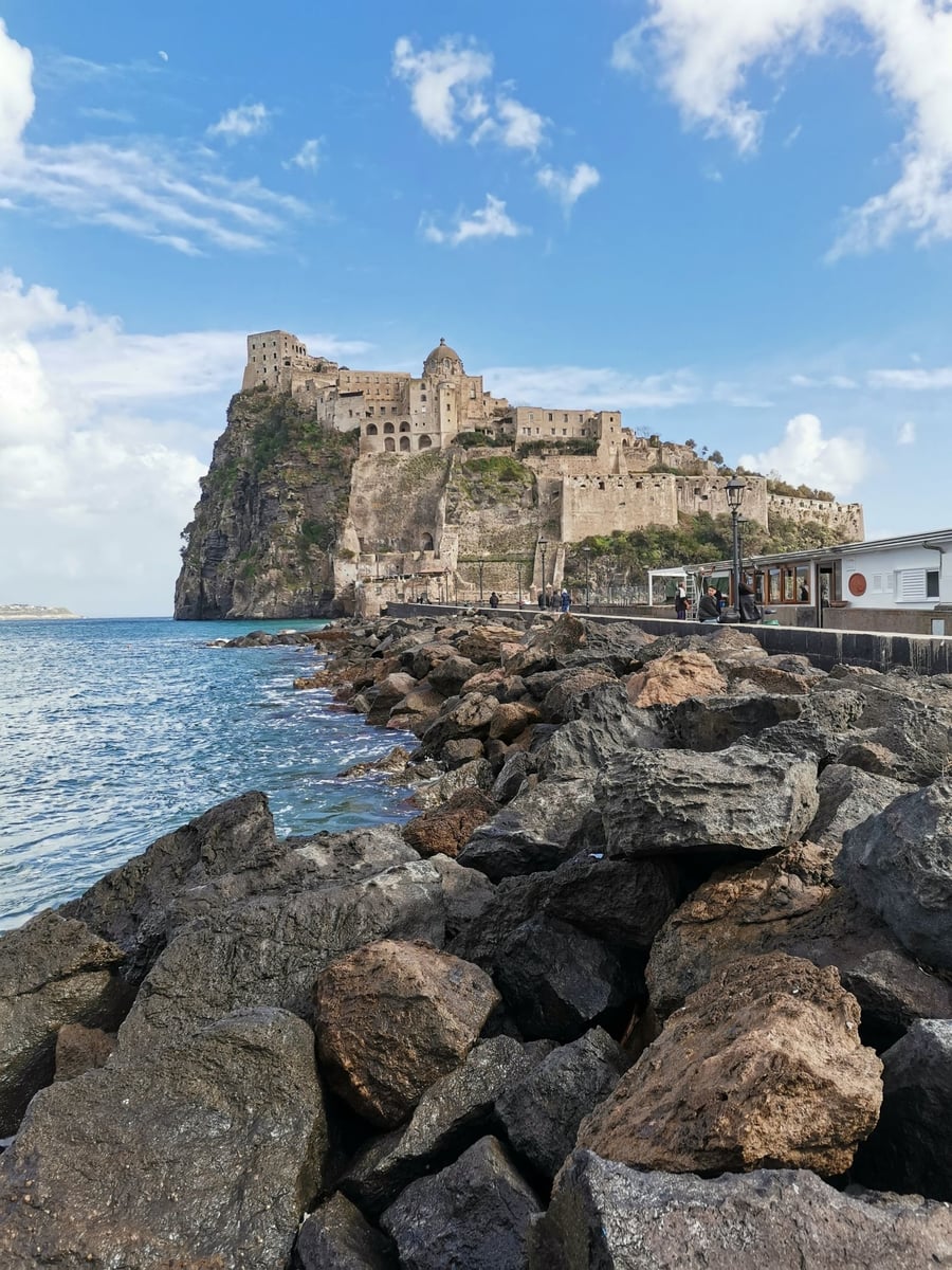 Il Castello Aragonese — Un isolotto fortificato collegato da un ponte