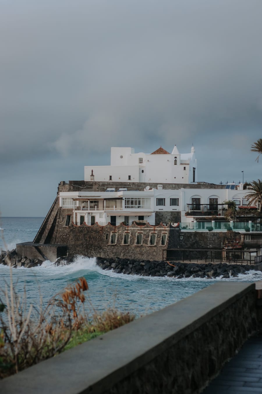 Il Santuario del Soccorso — La chiesa bianca di Forio affacciata sul mare