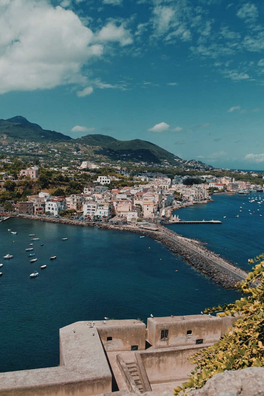 Il porto d'Ischia — Un antico cratere trasformato in approdo