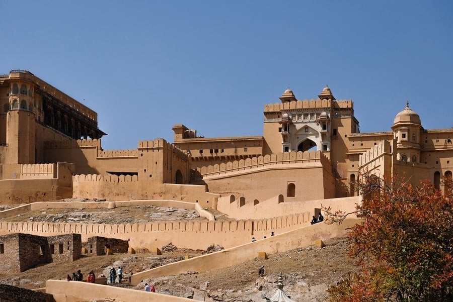 Forte di Amber — Mura color miele arrampicate sulla collina