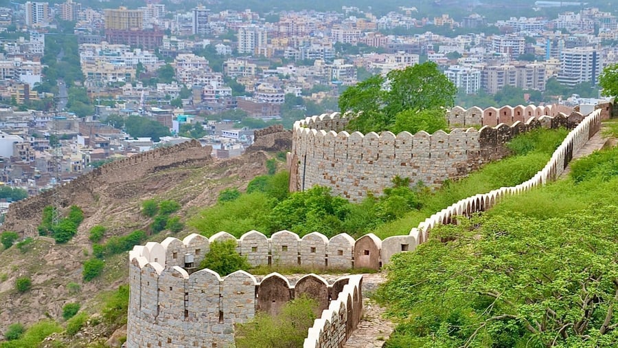 Forte di Nahargarh — Le mura merlate che vegliano su tutta la città rosa