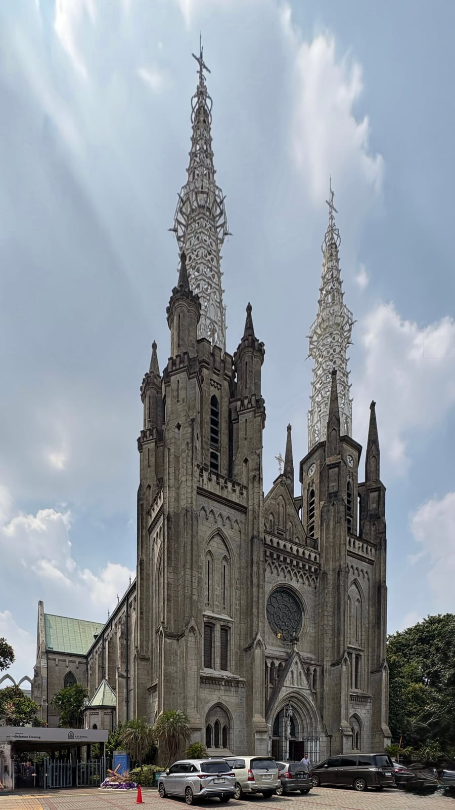 Cattedrale di Giacarta — Guglie neogotiche proprio di fronte alla grande moschea
