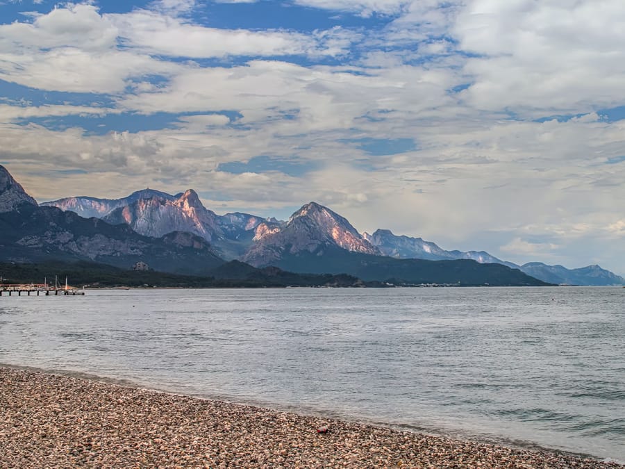 La costa di ciottoli — Le spiagge bianche sotto le montagne del Tauro