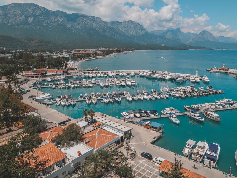 La marina — Centinaia di barche fra il mare e la montagna